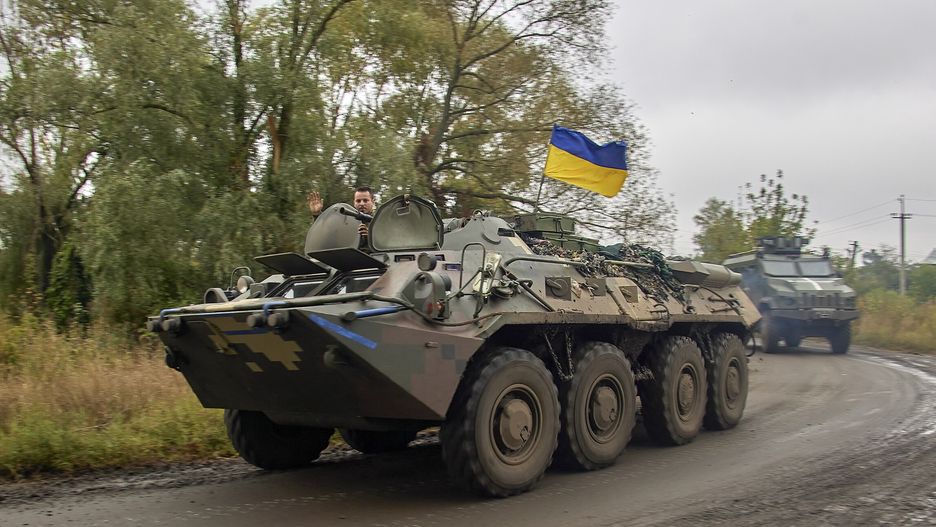 Ukrainian forces in the urban settlement of Kazachya Lopan, north of Kharkiv
epaselect epa10188440 A Ukrainian serviceman waves from an armoured personnel carrier (APC) with the national flag near the urban settlement of Kazachya Lopan, north of Kharkiv, northeastern Ukraine, 16 September 2022, amid Russia's invasion. The Ukrainian army pushed Russian troops from occupied territory in the northeast of the country in a counterattack. Kharkiv and surrounding areas have been the target of heavy shelling since February 2022, when Russian troops entered Ukraine starting a conflict that has provoked destruction and a humanitarian crisis.  EPA/SERGEY KOZLOV 
Dostawca: PAP/EPA.
SERGEY KOZLOV
epaselect