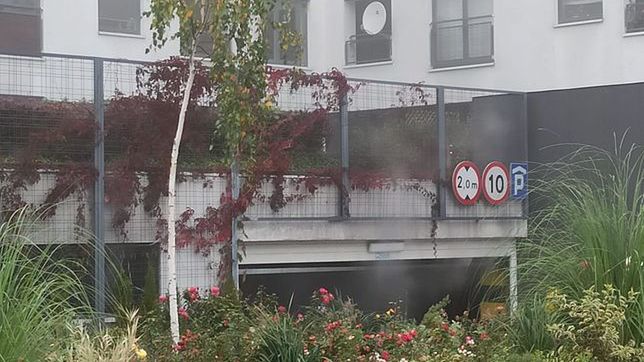 Warszawa. W garażu spłonęło ponad 50 samochodów