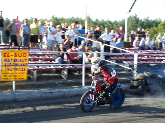 Mateusz Kozanecki na motocyklu WSK - IV Piknik Żużlowy w Śremie 2011 (fot. Cezary Kozanecki)