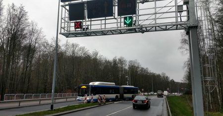 Autobus jeździ pod prąd. W Gdyni otwarto pierwszy kontrapas