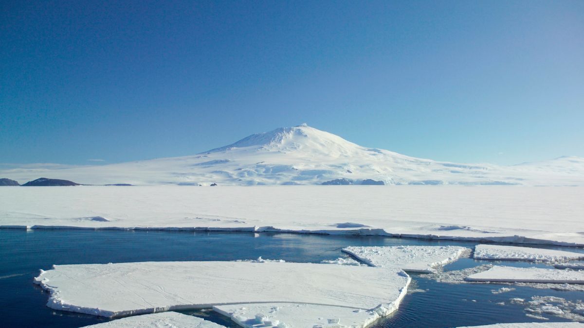 Góra Erebus na Antarktydzie. 