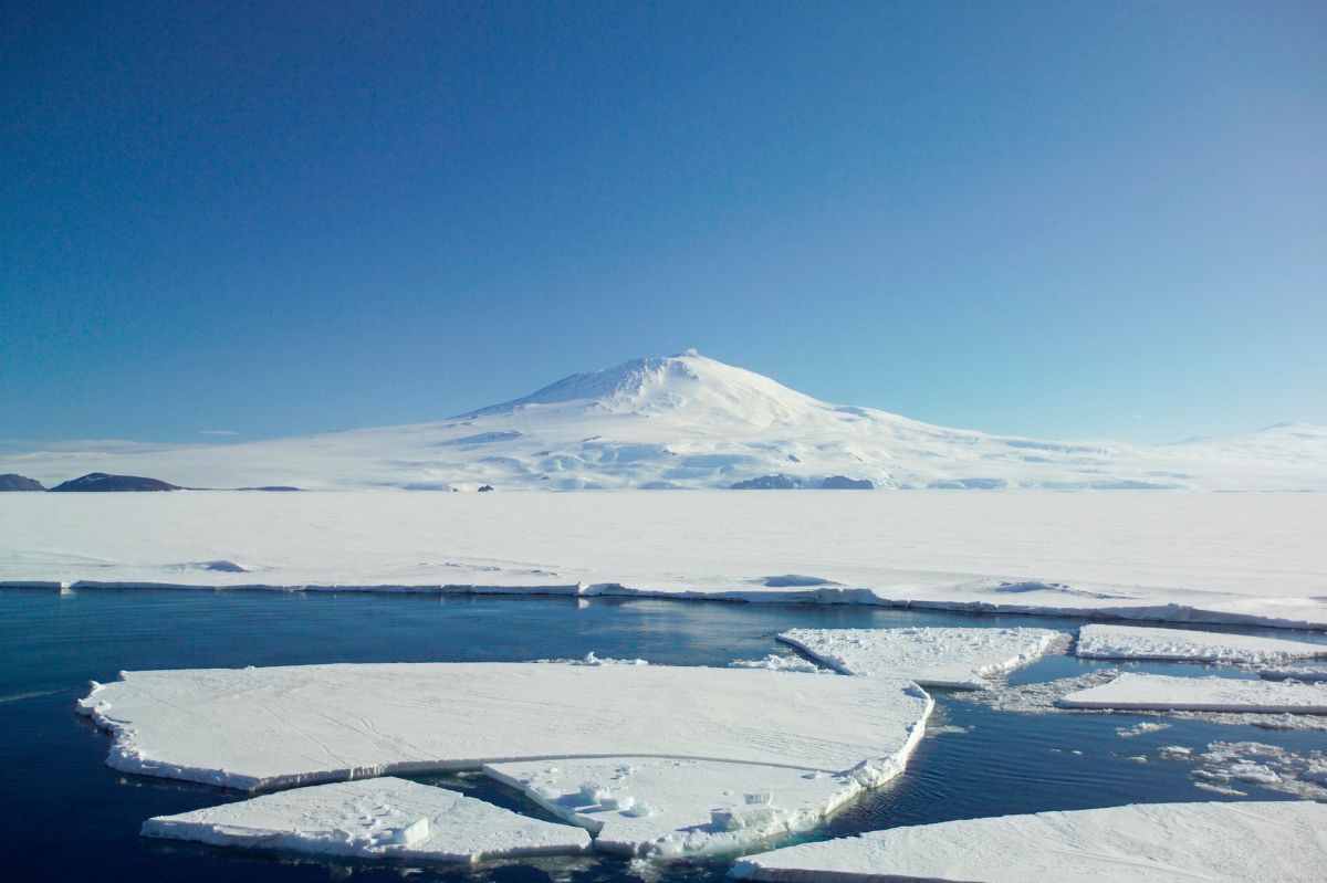Góra Erebus na Antarktydzie. 