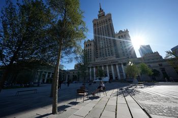 Warszawa: śmiertelny upadek na Placu Defilad. Nie żyje 31-latek