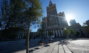 Warszawa: śmiertelny upadek na Placu Defilad. Nie żyje 31-latek