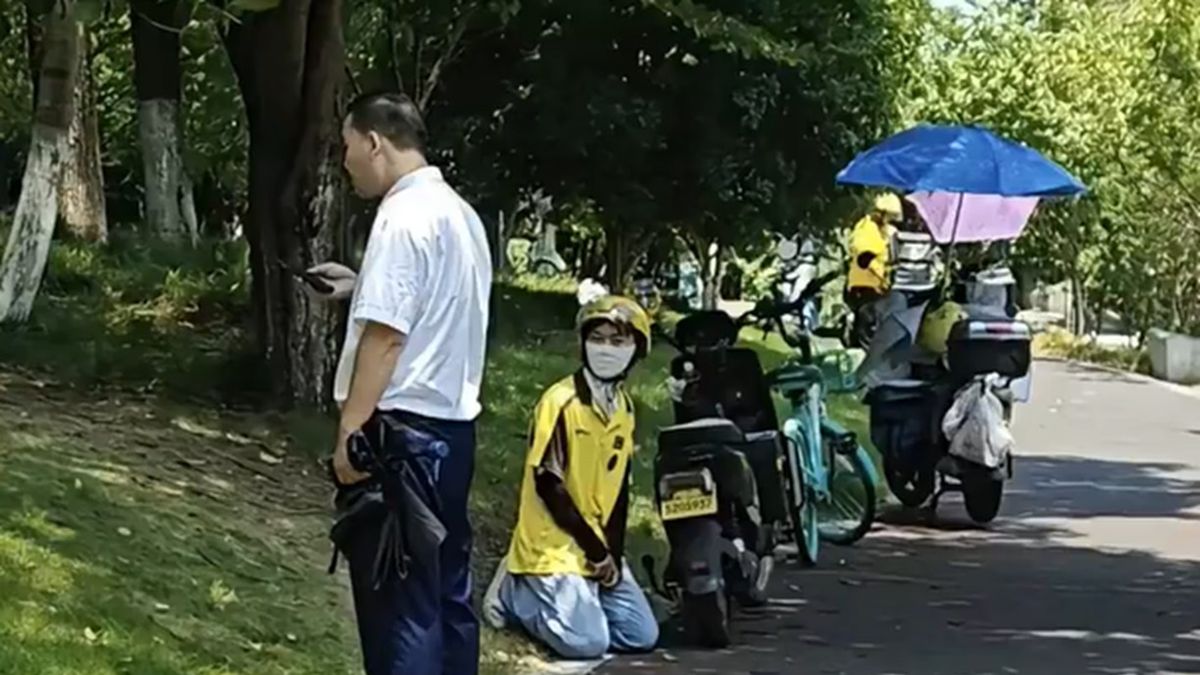 Dostawca jedzenia klęknął przed ochroniarzem, aby ten pozwolił mu jechać 