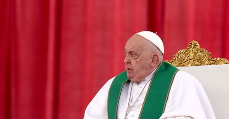 Papież Franciszek wciąż w szpitalu. Lekarka komentuje