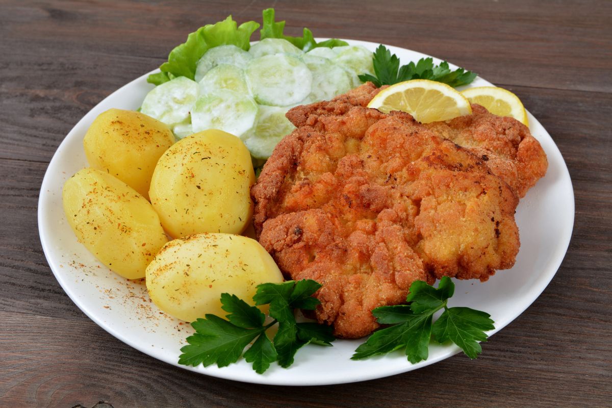 Schabowy z ziemniakami i mizerią.