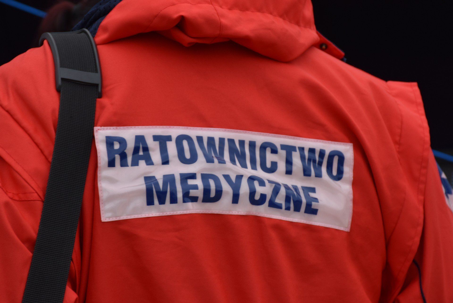 Ratownicy przypominają, że w sytuacjach takich jak zasłabnięcia, utrata przytomności czy duszności należy natychmiast wezwać pomoc pod numerem 112 i – jeśli to możliwe – rozpocząć udzielanie pierwszej pomocy