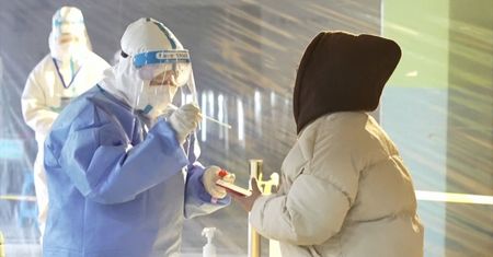 Nowe przypadki COVID-19 w Chinach. Władze walczą z koronawirusem