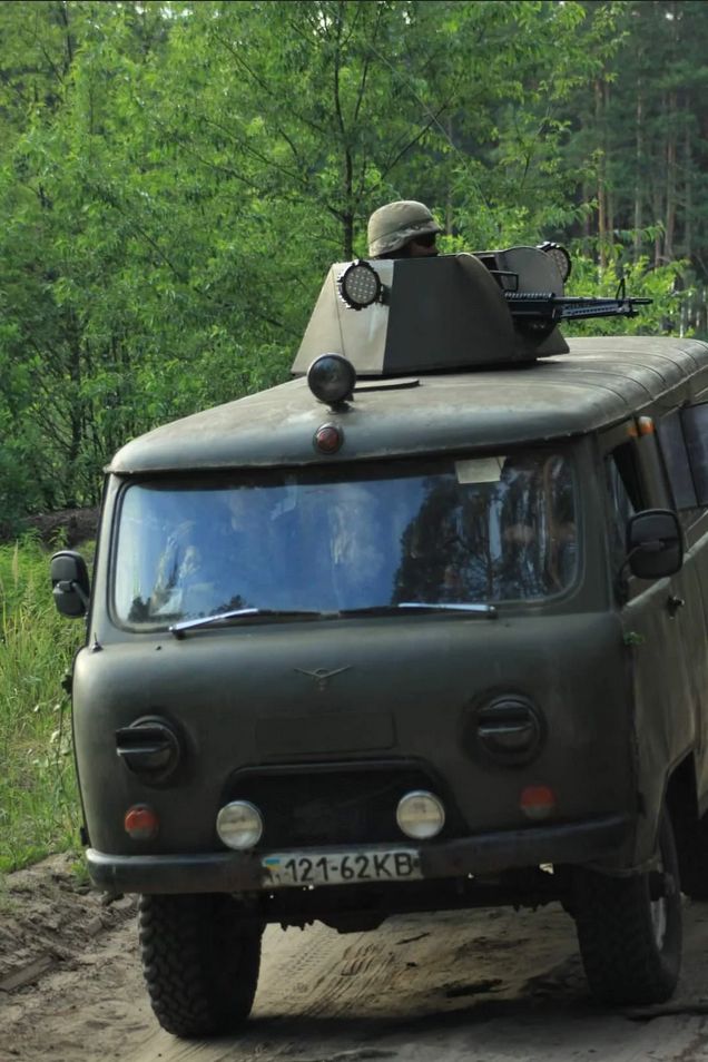 Cywilny samochód transportowy z przymocowaną wieżyczką