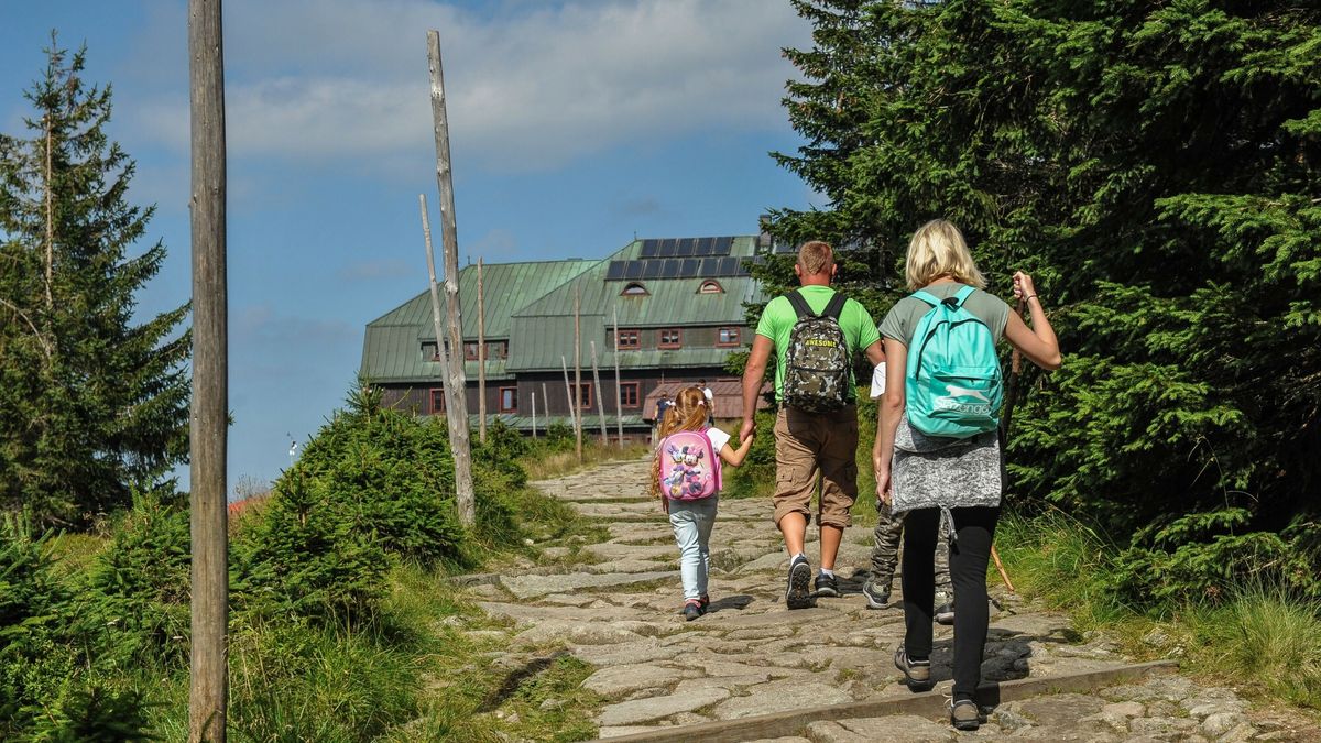 reporter_baza_2022-02
12.08.2021 Karpacz Karkonowski Park Narodowy N/z Turysci na szlaku do Schroniska Strzecha Akademicka Fot. Gerard/REPORTER
Gerard/Reporter