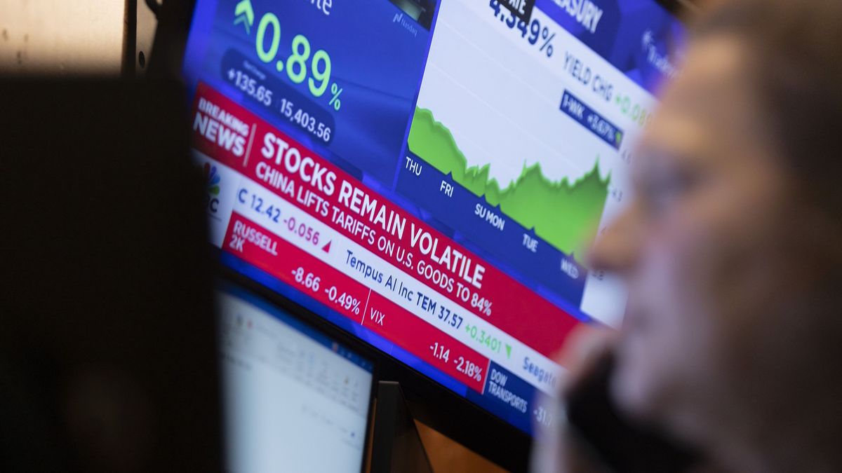 A trader works at the Opening Bell on the floor of the New York Stock Exchange in New York, New York, USA, 09 April 2025. World financial markets are continuing to react to reciprocal tariffs that US President Donald Trump implemented on 02 April. EPA/JUSTIN LANE Dostawca: PAP/EPA.