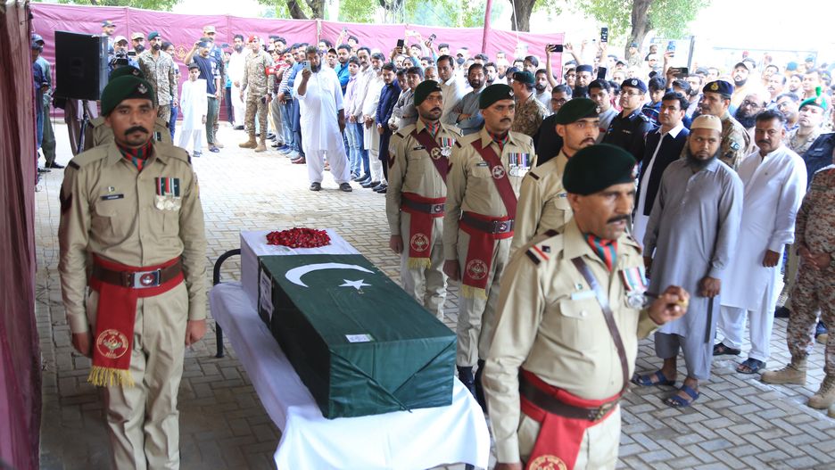 Relatives and Army soldiers attend the funeral of their comrade Faraz Ali Bhatti, who was killed in an operation against suspected militants of Tehrik-e-Taliban Pakistan (TTP), in Hyderabad, Pakistan, 22 October 2025. The security situation in Pakistan?s Khyber Pakhtunkhwa province and adjoining Afghan border areas has deteriorated in recent months, with frequent attacks allegedly by TTP militants targeting security forces and convoys. EPA/NADEEM KHAWER Dostawca: PAP/EPA.
