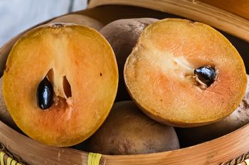 To owoc o smaku karmelu. Sięgaj po niego regularnie, a skóra się wygładzi i jelita będą działały jak w zegarku