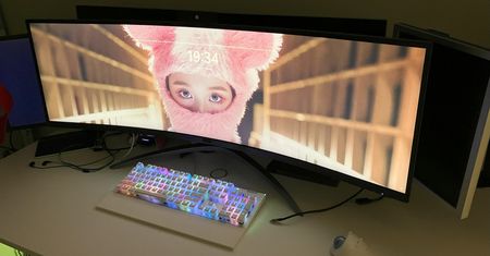 Test monitora AOC AG493UCX2. Świetny dla graczy, ale nie do biura