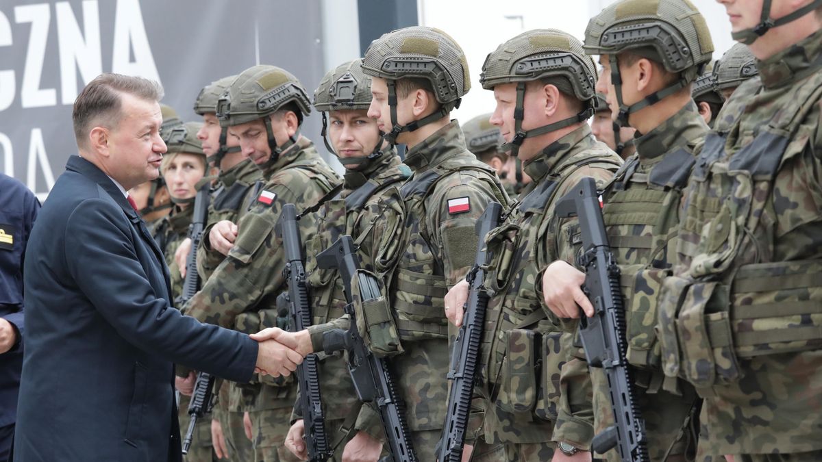 Mariusz B�aszczak
Warszawa, 13.10.2023. Minister obrony narodowej Mariusz B�aszczak (L) podczas spotkania z terytorialsami powracaj�cymi ze s�u�by na granicy RP, 13 bm. w siedzibie 18. Sto�ecznej Brygady Obrony Terytorialnej w Warszawie. (tg/doro) PAP/Tomasz Gzell
Tomasz Gzell
briefing, gest, konferencja, MON, obrony narodowej, polityk, polityka, prasowa, prasowy, wojsk obrony terytorialnej, WOT, �o�nierze