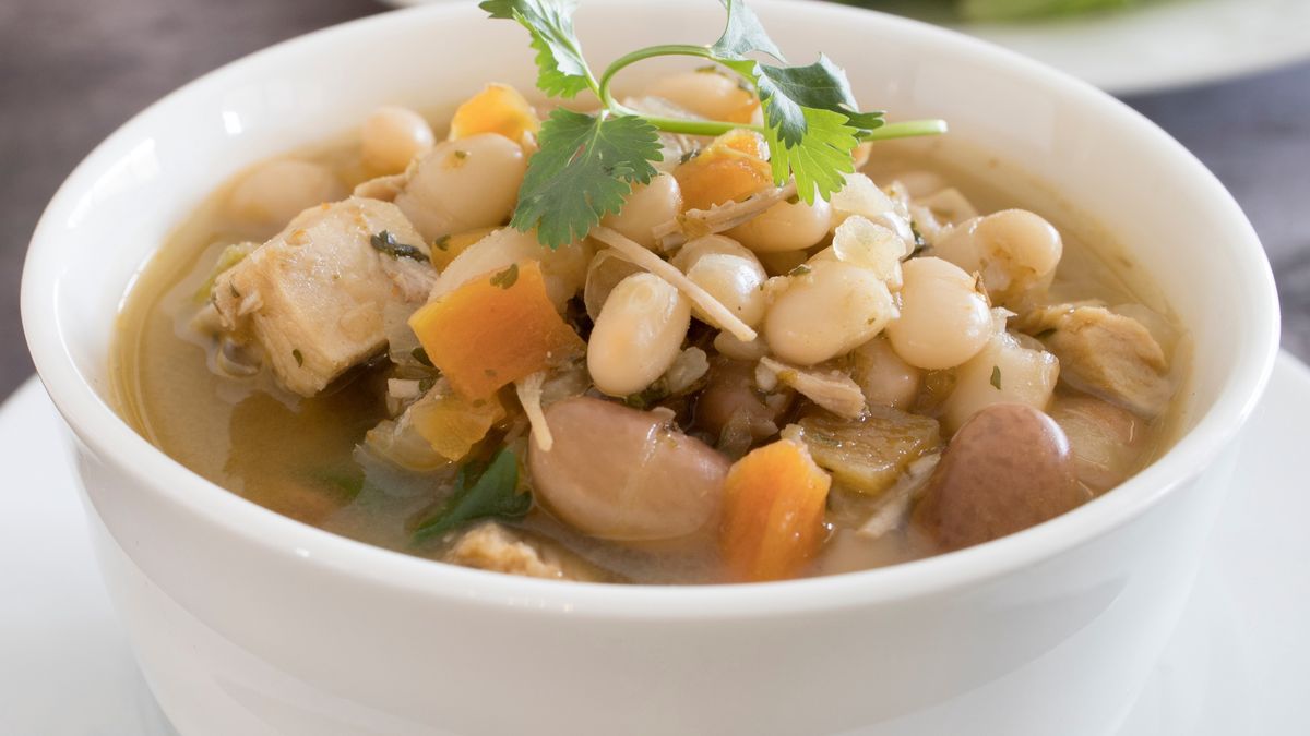 Zupa fasolowa to jesienna klasyka. 