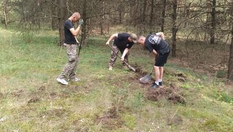  Odsłaniamy fundament, teren został kiedyś wyrównany, fundament nie był widoczny. Być może w tym samym czasie zakopano ,,Tobruka" oddalonego zaledwie o ok. 20 metrów od lewej ściany schronu.