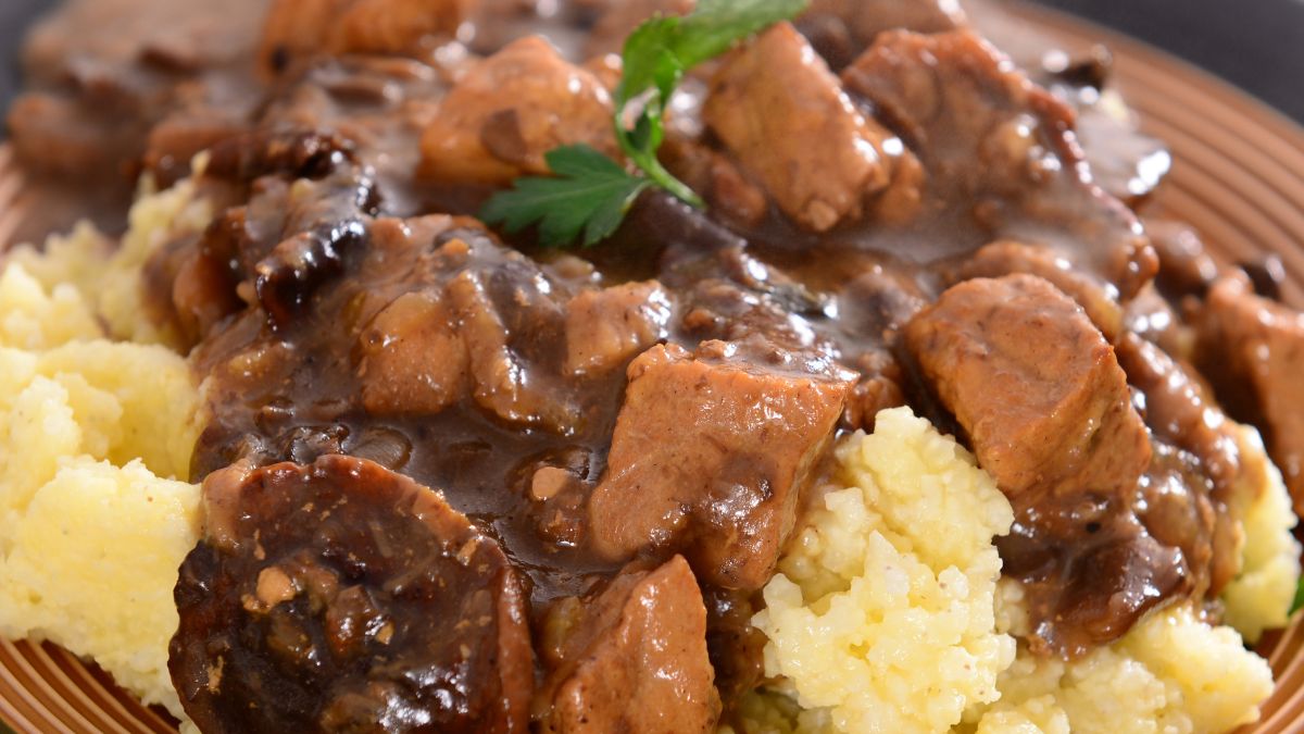 Aromatyczny gulasz z suszonych grzybów rozpływa się w ustach