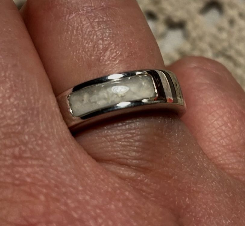 Pierścionek z prochami psa Karoliny Korwin Piotrowskiej