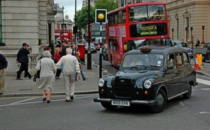 Brexit psuje nastroje, ale gospodarka jeszcze się broni. Funt odrabia straty