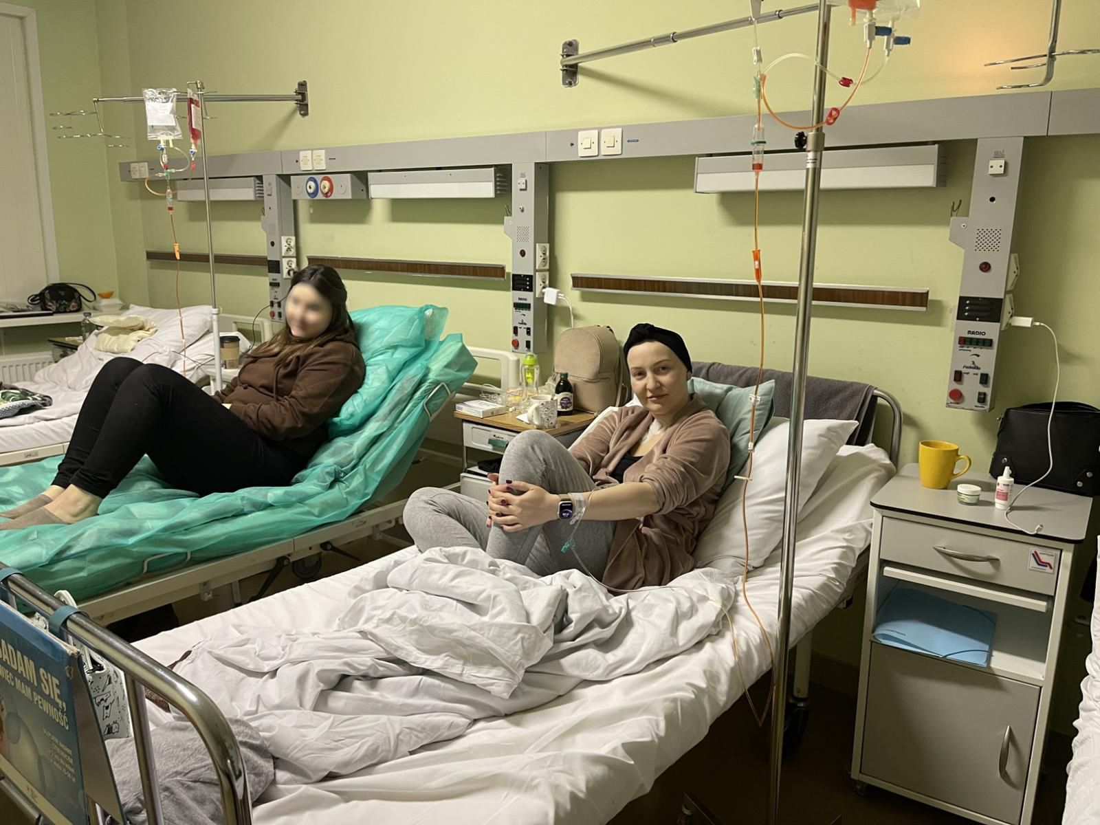 Aneta Strojanowska podczas chemii z przyjaciółką 