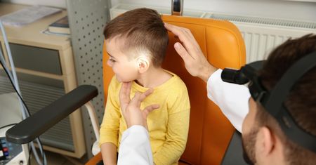 Chłopiec słyszał dziwne dźwięki. Okazało się, że ma kleszcza w uchu