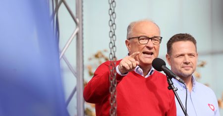Skradł show Tuskowi? Ze sceny padły ostre słowa. "To skandal"