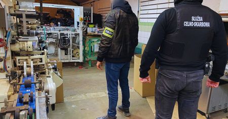 Weszli do garażu pod Warszawą. Odkrycie pogrążyło właścicieli