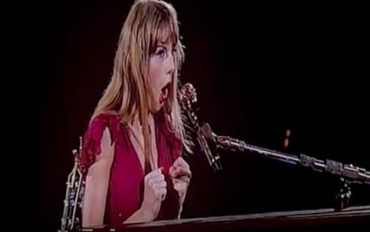 Taylor Swift przy "nawiedzonym"
 fortepianie