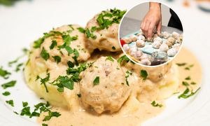 Drobiowe klopsiki w śmietankowym sosie z ziemniaczanym purée. Klasyka kuchni, która nigdy nie zawodzi