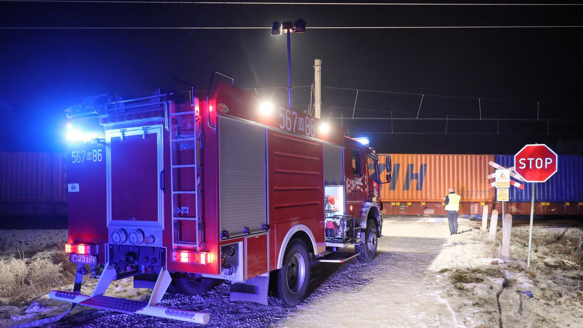 Many, 13.12.2021. Miejsce śmiertelnego wypadku na niestrzeżonym przejeździe kolejowym w miejscowości Many koło Tarczyna, 13 bm. Pociąg towarowy zderzył się z samochodem osobowym. Zginęły dwie osoby - kobieta i 2-letnie dziecko. Trzecia osoba została ranna. (mr) PAP/Paweł Supernak***Zdjęcie do depeszy PAP pt. Mazowieckie/ Pociąg towarowy zderzył się z samochodem osobowym; nie żyją kobieta i dziecko***