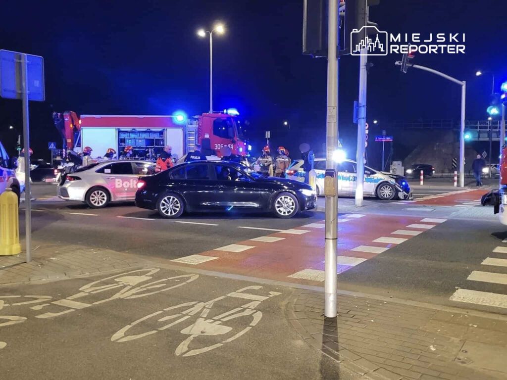 Warszawa: Radiowóz zderzył się z autem przewozu osób
