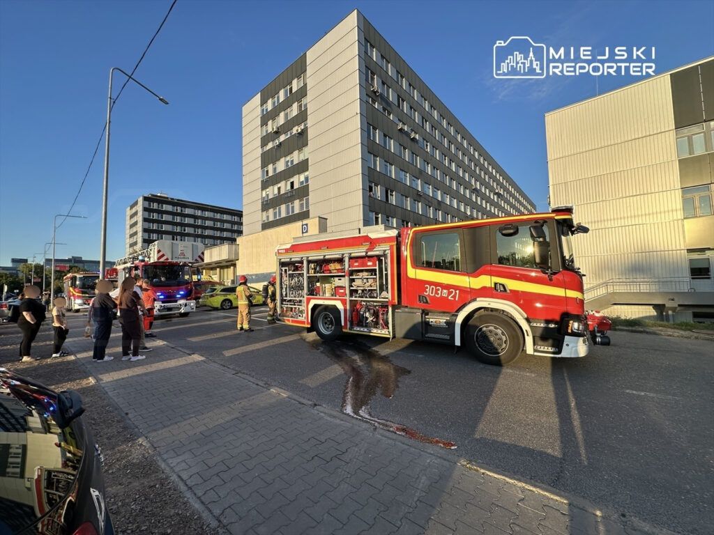 Warszawa: Pożar na terenie kompleksu szpitalnego przy ulicy Banacha. Paliła się elewacja budynku