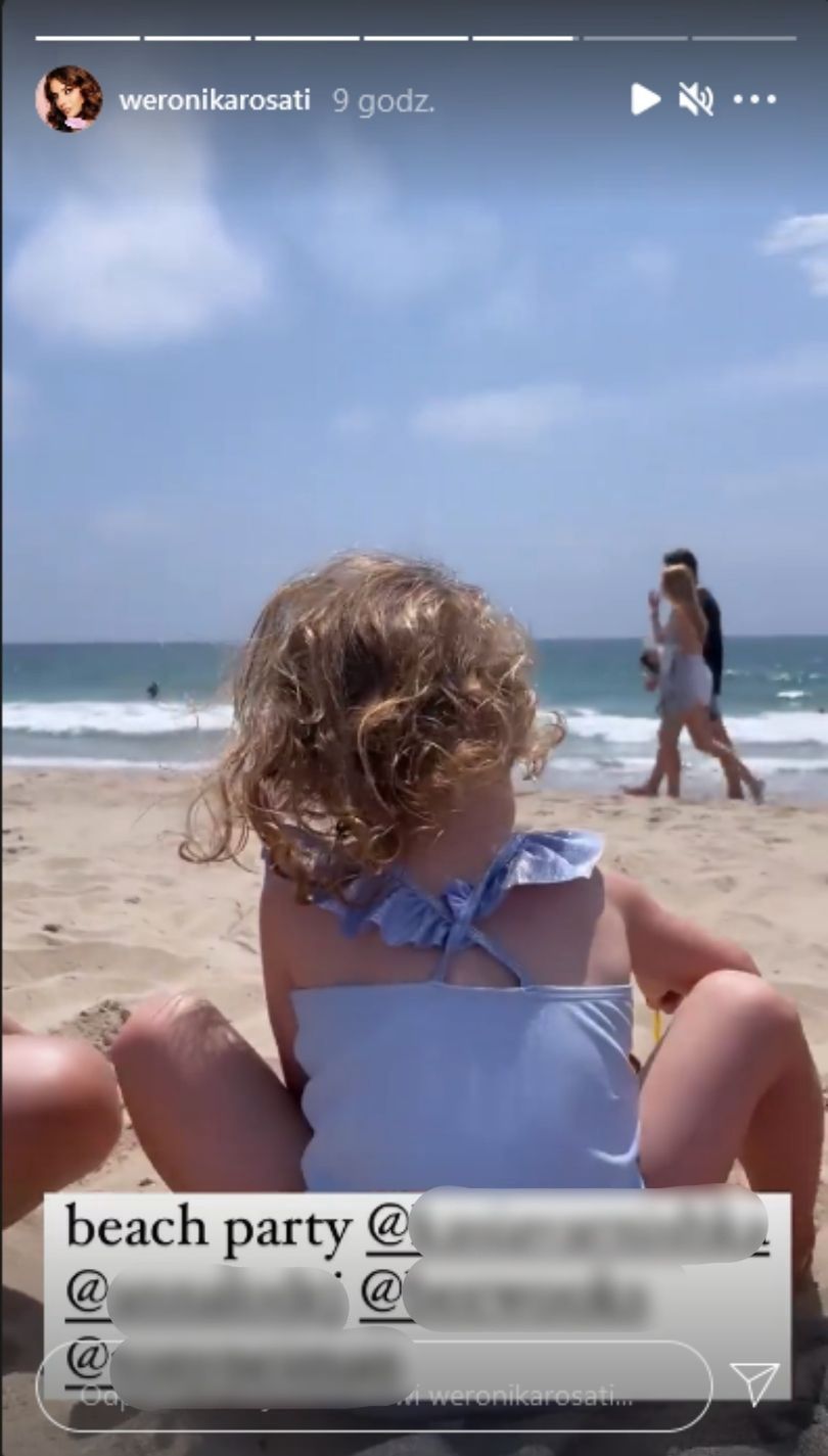 Weronika Rosati relaksuje się na plaży