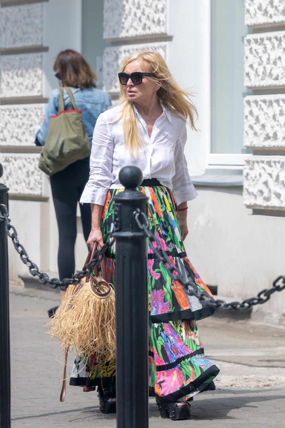 Monika Olejnik spaceruje po Warszawie