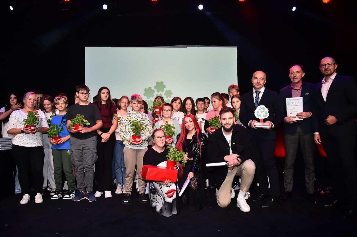 Zwycieska szkoła z Rejowca Fabrycznego z Burmistrzem, Dyrekcja i organizatorami Eco Studio