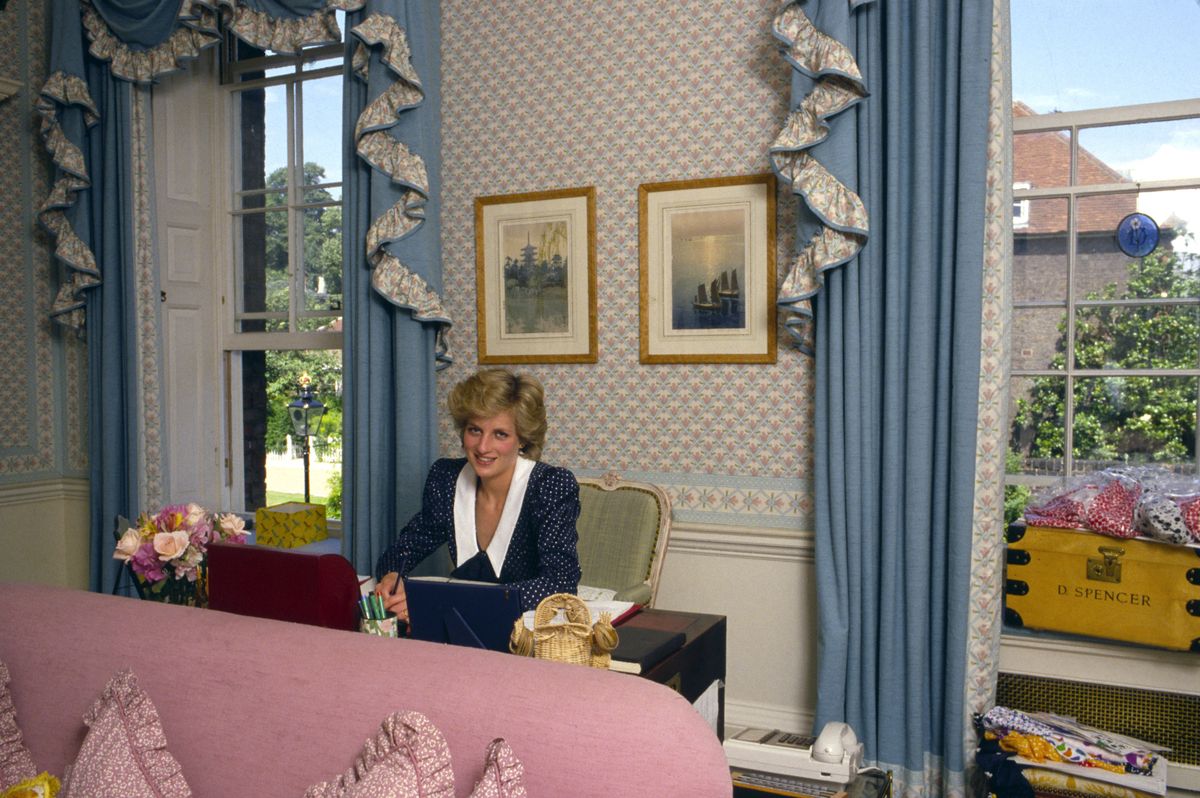 Księżna Diana w gabinecie w Pałacu Kensington 