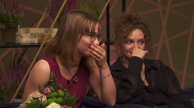Iza i Justyna z niedowierzaniem patrzą na scenę zaręczyn