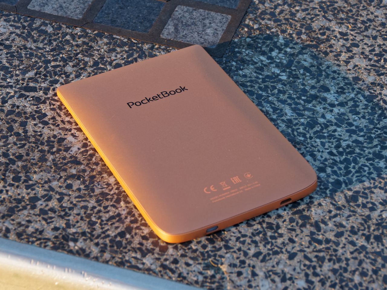 Tył PocketBooka Touch HD 3 jest bardzo skromny