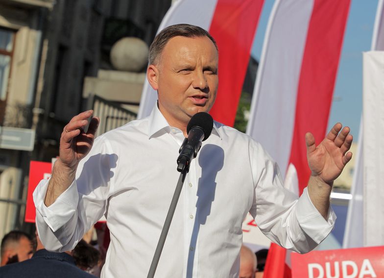 4200 zł łącznie na rękę dodatku solidarnościowego przez trzy miesiące - tyle Andrzej Duda proponuje dla tych, którzy stracili przez kryzys pracę 