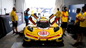 Dwa Ferrari na czele. Kubica został z tyłu