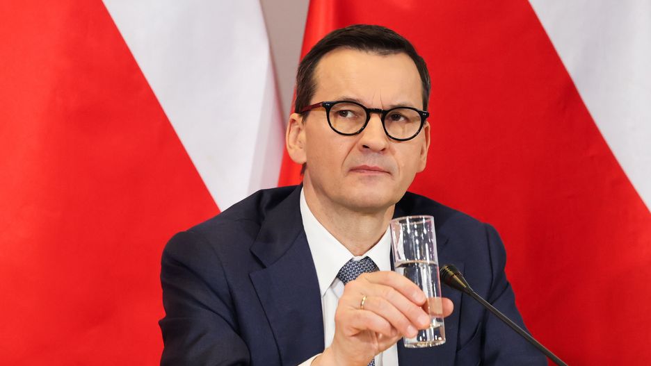 Warszawa, 30.01.2024. Poseł PiS, były premier Mateusz Morawiecki podczas posiedzenia Zespołu Pracy dla Polski, 30 bm. w Warszawie. Efektem prac zespołu mają być konkretne projekty ustaw, które będą na bieżąco zgłaszane do Sejmu. Pierwszym tematem zespołu, którym pokieruje były premier, będzie Centralny Port Komunikacyjny. (mr) PAP/Szymon Pulcyn