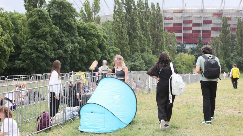 Fanki Harry'ego Stylesa koczują przed PGE Narodowym 