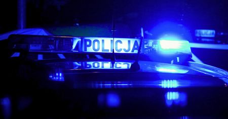 Wałcz: Zapłakana 8-latka machała do kierowców. Na szczęście zobaczył ją policjant