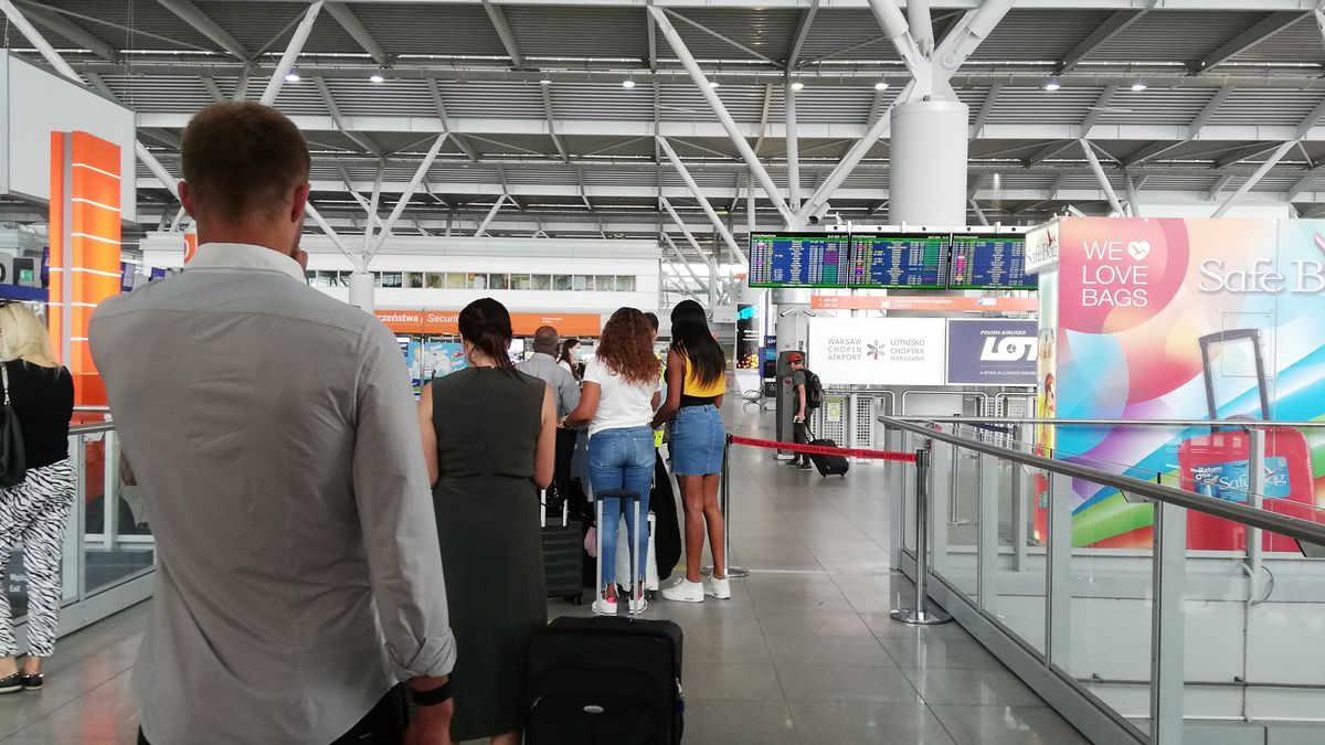 Pierwsze zaskoczenie czekało mnie już przy wejściu na lotnisko.
