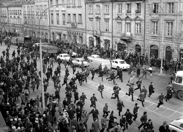 Marzec '68 - wiec studentów Uniwersytetu Warszawskiego pociągnął protesty w całej Polsce