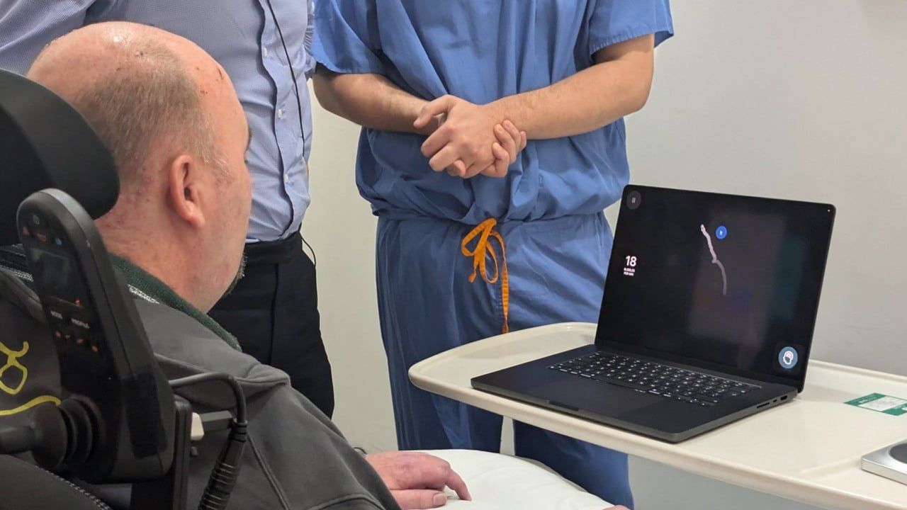 Pierwszy Brytyjczyk z Neuralinkiem gra w Dawn of War 3 myślami