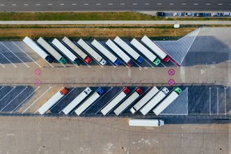 Pół roku czekania na ciężarówkę. Transport się zbroi