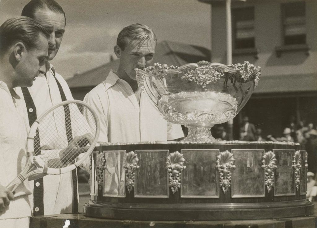 Puchar Davisa 1939: John Bromwich i Adrian Quist z pucharem fot. domena publiczna